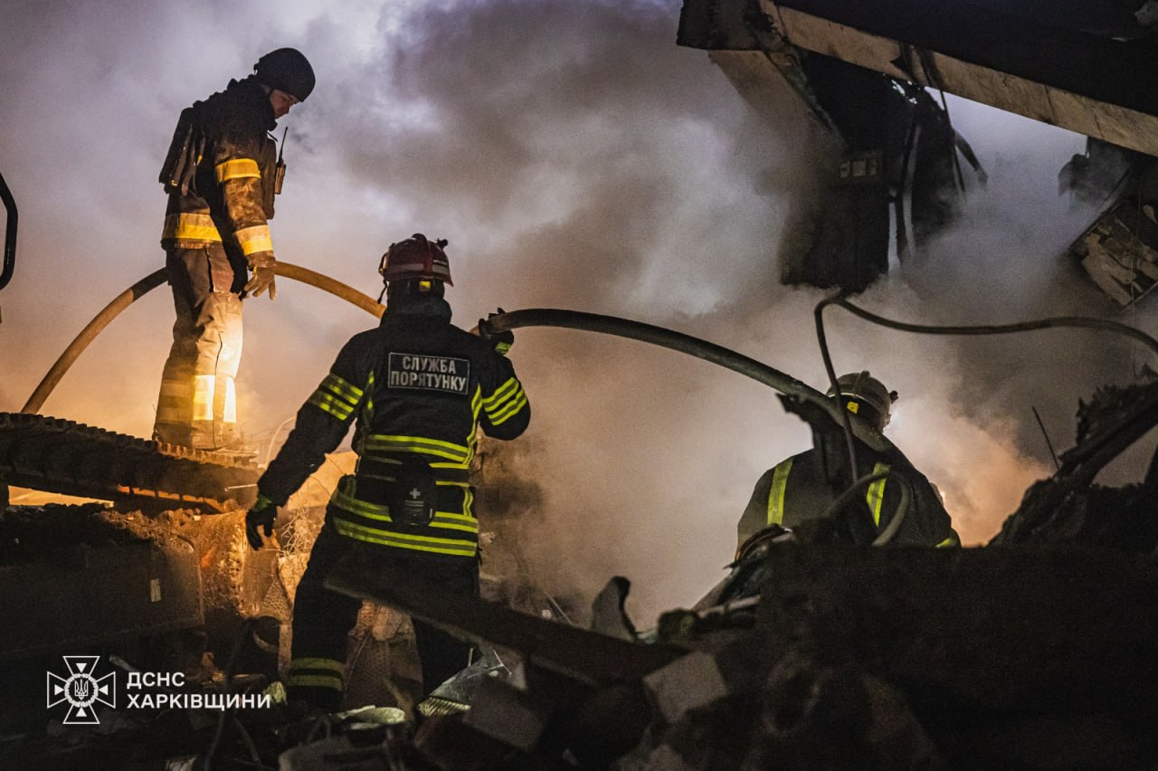 Рятувальники показали кадри нічних пошуково-рятувальних робіт у Харкові